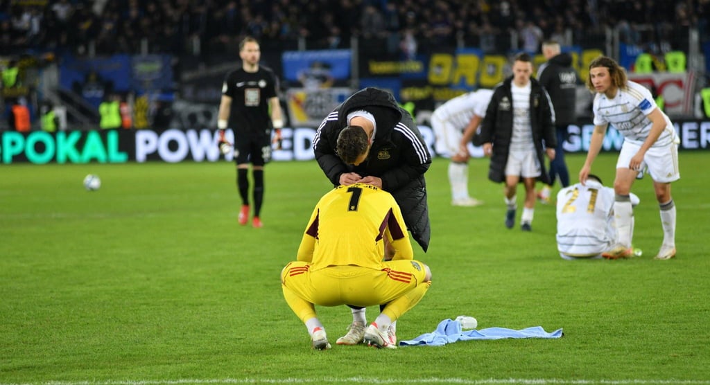 Tim Schreiber wird nach dem Pokalaus des 1. FC Saarbrücken im Halbfinale gegen den 1. FC Kaiserslautern von seinen Mitspielern getröstet.