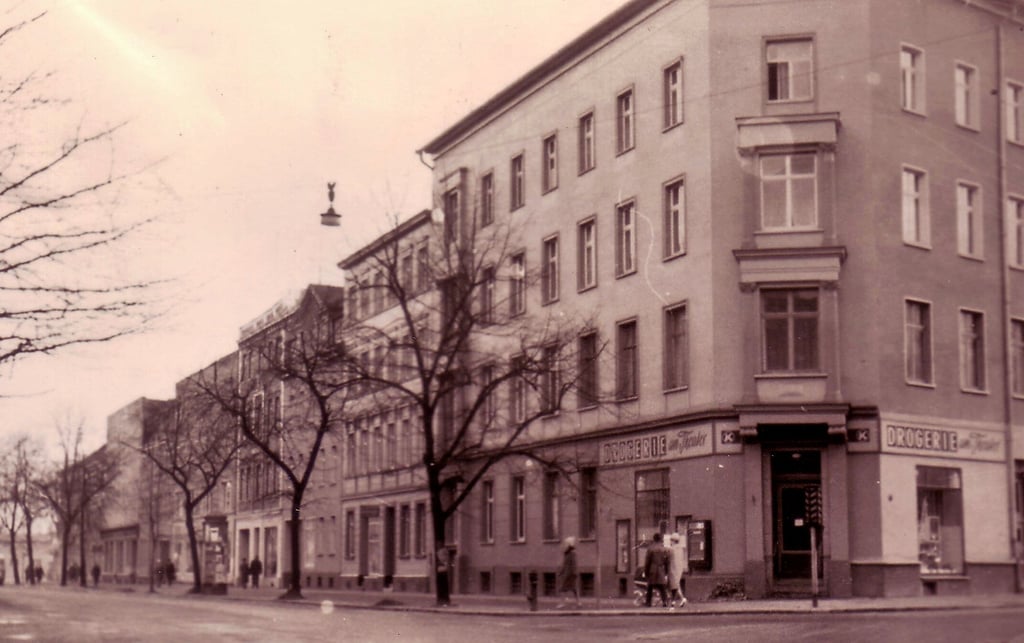 Das stattliche Haus August-Bebel-Straße 1 in Zeitz mit seiner „Theater-Drogerie“ erhielt im Zuge der Fließstreckenrekonstruktion der damaligen Thälmannstraße um 1965 auch eine Fassadenkur.