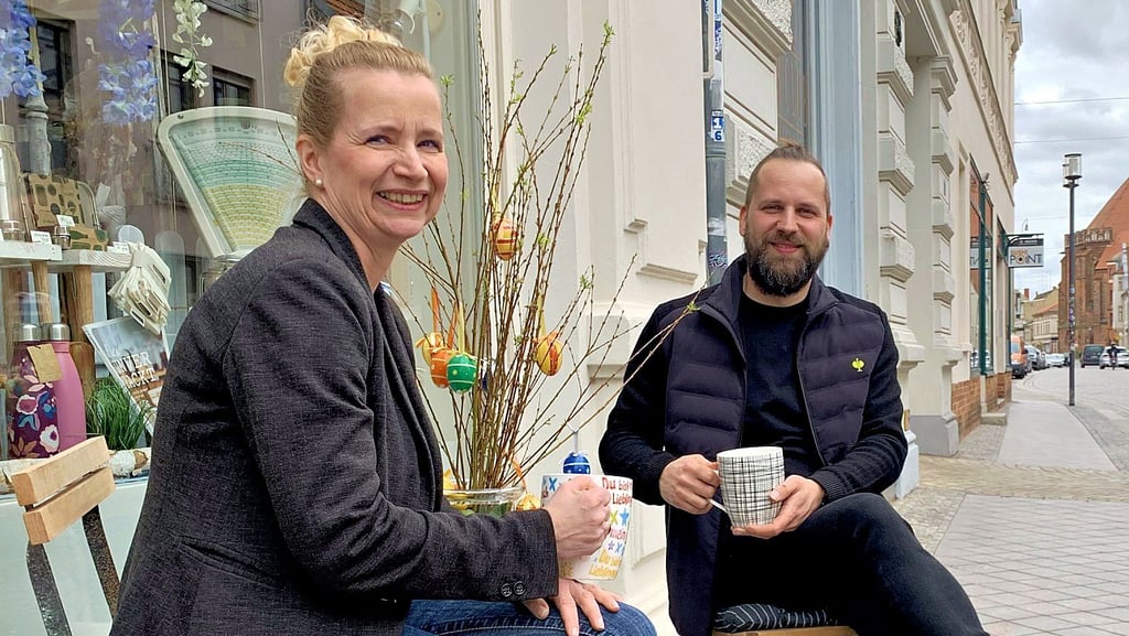 Abwarten und Tee trinken, das ist eher nicht so das Ding von Yvonne Riesmann und Martin Mertens. Als Aktive im Verein Stadtmarketing freuen sie sich auf die 2. Frühlingsnacht in der Stendaler Einkaufsstraße.
