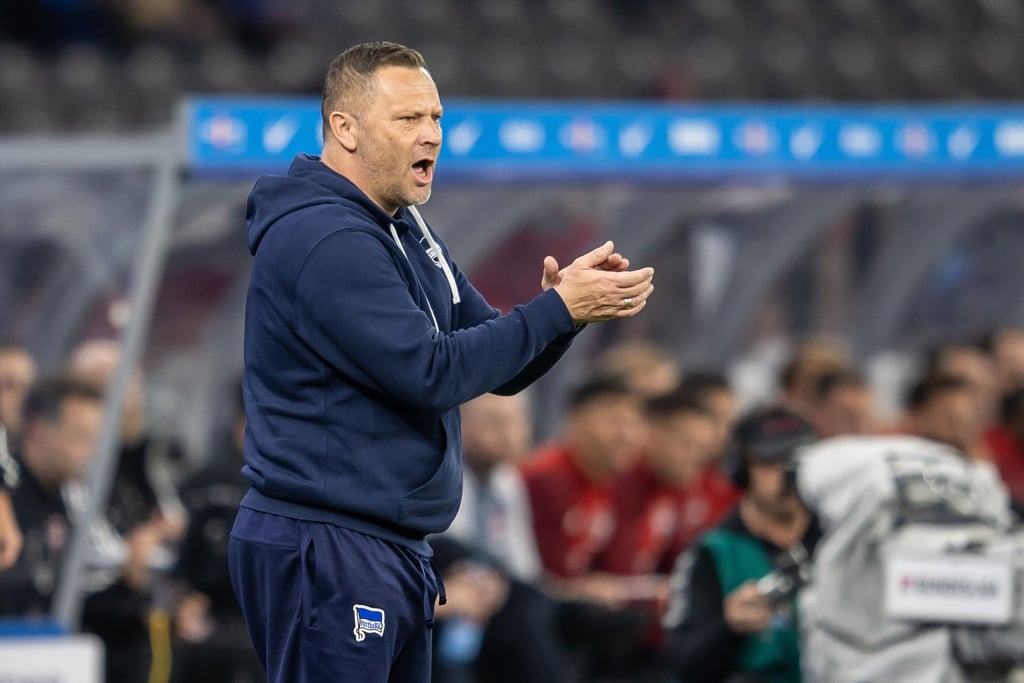 Trainer Pal Dardai von Hertha BSC ruft seinem Team klatschend etwas zu.