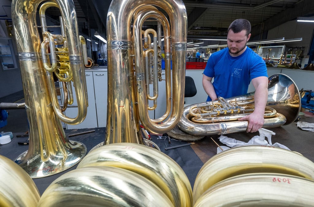 Im deutschen Werk der französischen Buffet-Crampon-Gruppe in Markneukirchen montiert Anton Berndt eine Tuba.