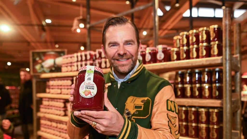 Robert Dahl liest sich jeden Morgen die Google-Bewertungen zu Karls Erlebnis-Dorf in Döbeln durch.