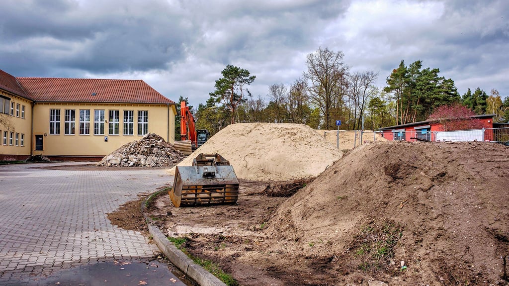 An der Schule „Heinrich Heine“ in Reinsdorf hat der Bau für die Erweiterung der Sporthalle begonnen.