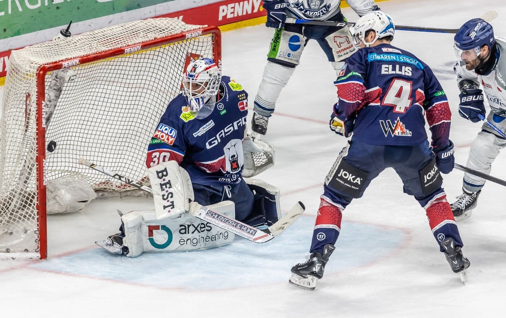 Tyler Sheehy von Straubing Tigers (nicht im Bild) schießt das 1:3.