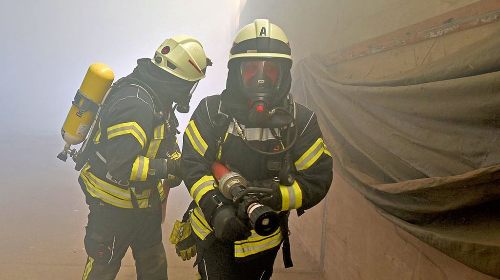 Spezialausbildungen, zum Beispiel für die Atemschutzgeräteträger, sind bei den Freiwilligen Feuerwehren enorm wichtig. Doch die freien Plätze dafür sind oft sehr begrenzt.