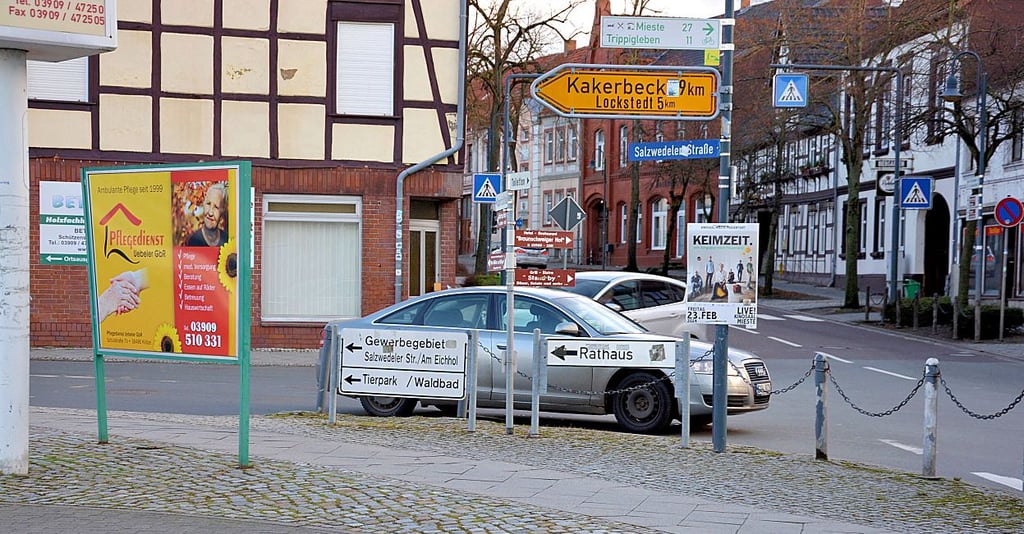 Die Kreuzung an der Salzwedeler Straße wird ab kommenden Montag wegen Sanierungsarbeiten voll gesperrt.