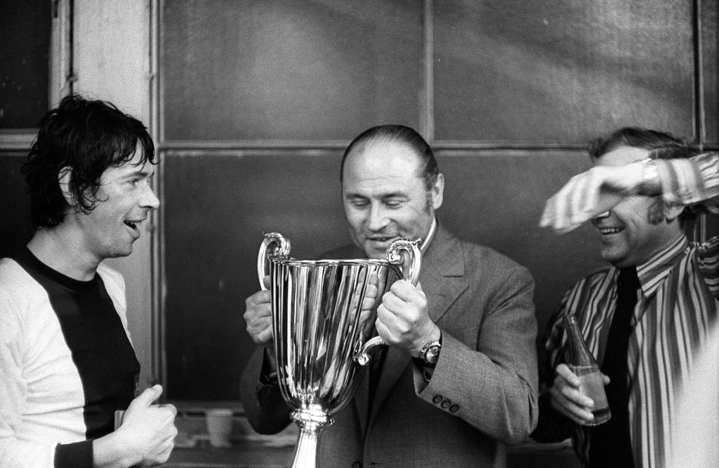 FCM-Trainer Heinz Krügel nimmt einen Schluck Rotkäppchen-Sekt aus dem Siegerpokal.
