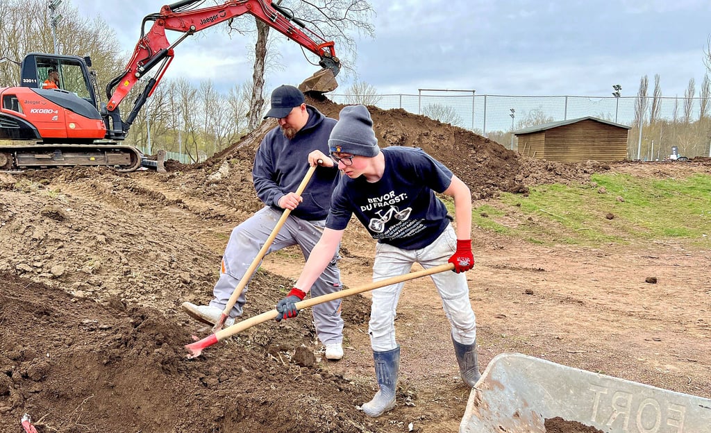 initiator Vincent Saak (links) und sein Bruder Tristan greifen zur Schippe, um den Parcours für die  Bernburger Mountainbike-Fans herzurichten.  