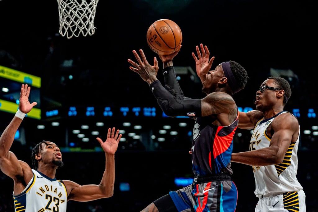 Dennis Schröder (M) und die Brooklyn Nets haben die NBA-Playoffs verpasst.