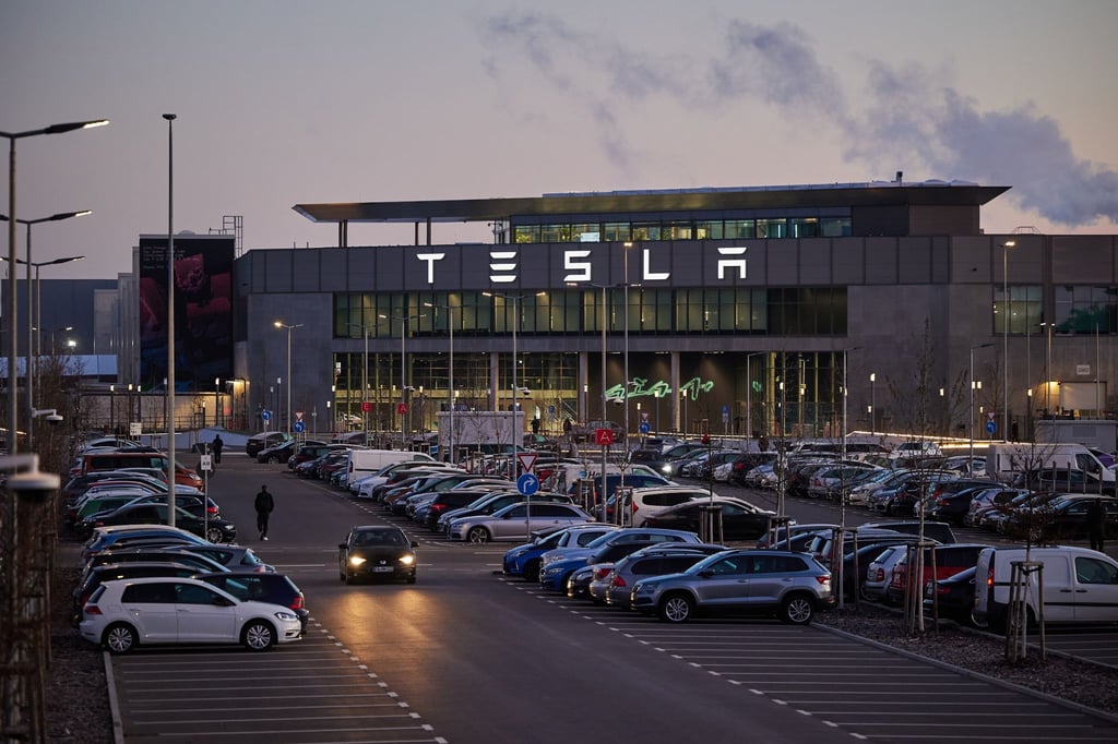Blick am frühen Morgen auf die Tesla-Autofabrik.