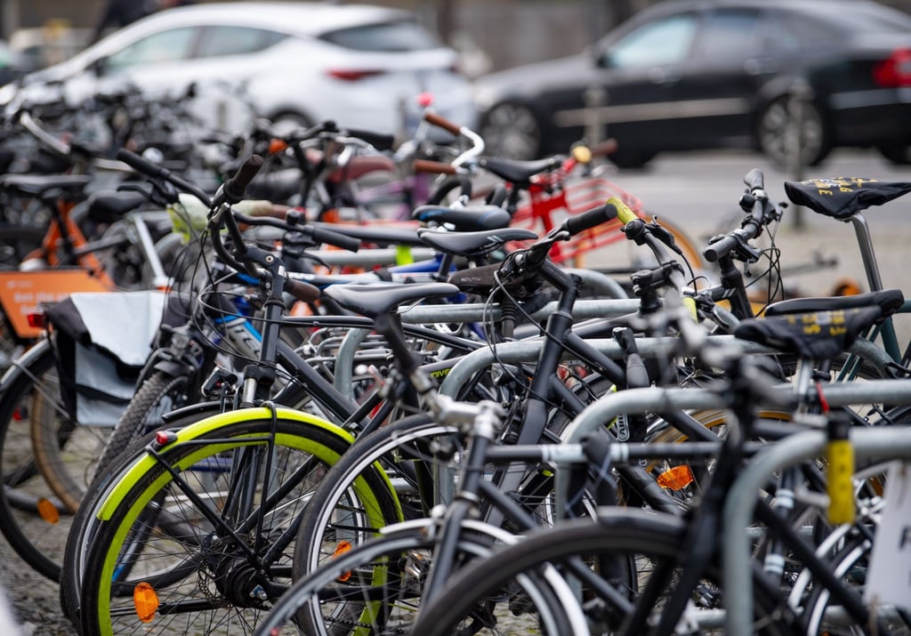 Zahlreiche Fahrräder sind an einem Stellplatz in der Innenstadt abgestellt. Die Berliner Staatsanwaltschaft hat Anklage erhoben gegen ein Ehepaar, das sich auf Fahrraddiebstähle spezialisiert haben soll.
