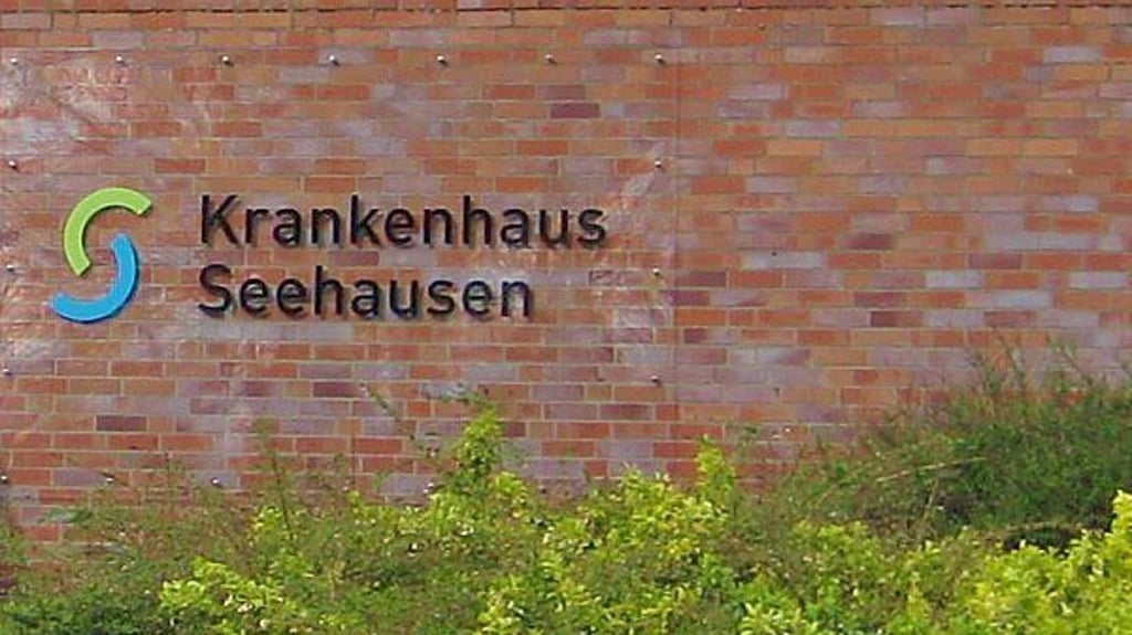 Neues Logo, neuer Name: Das nach Trägerwechsel neue Schild des Krankenhauses Seehausen hängt schon.