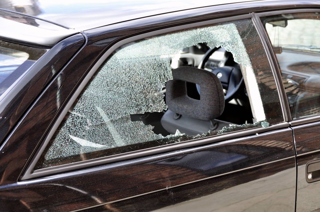 Diebe haben in Raguhn-Jeßnitz die Scheibe eines Autos eingeschlagen und die Handtasche der Besitzerin gestohlen.