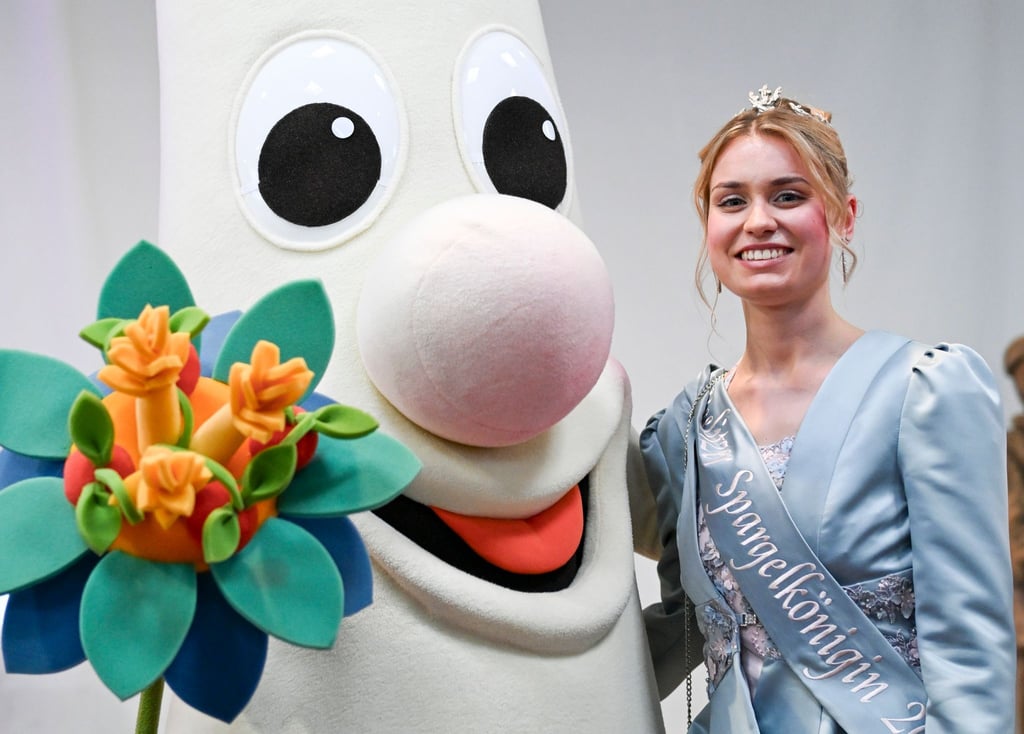 Die Beelitzer Spargelkönigin Lisa Münn eröffnet auf dem Spargel- und Erlebnishof Klaistow die Beelitzer Spargelsaison 2024.