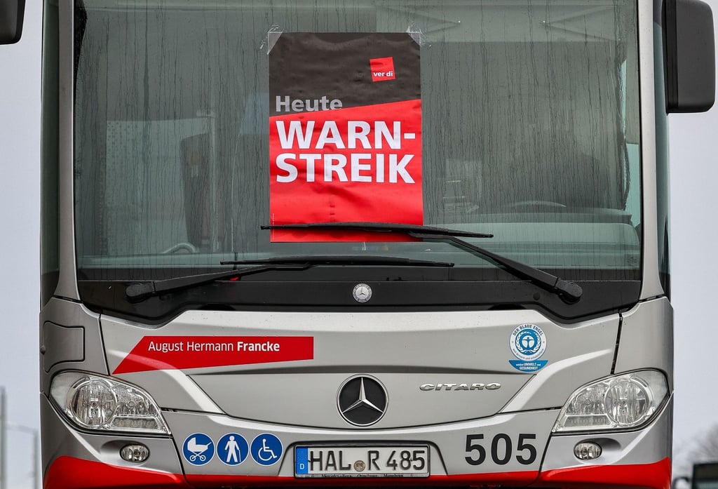 Ein Bus der Hallesche Verkehrs-AG (HAVAG) steht während eines Warnstreiks auf einem Betriebshof.