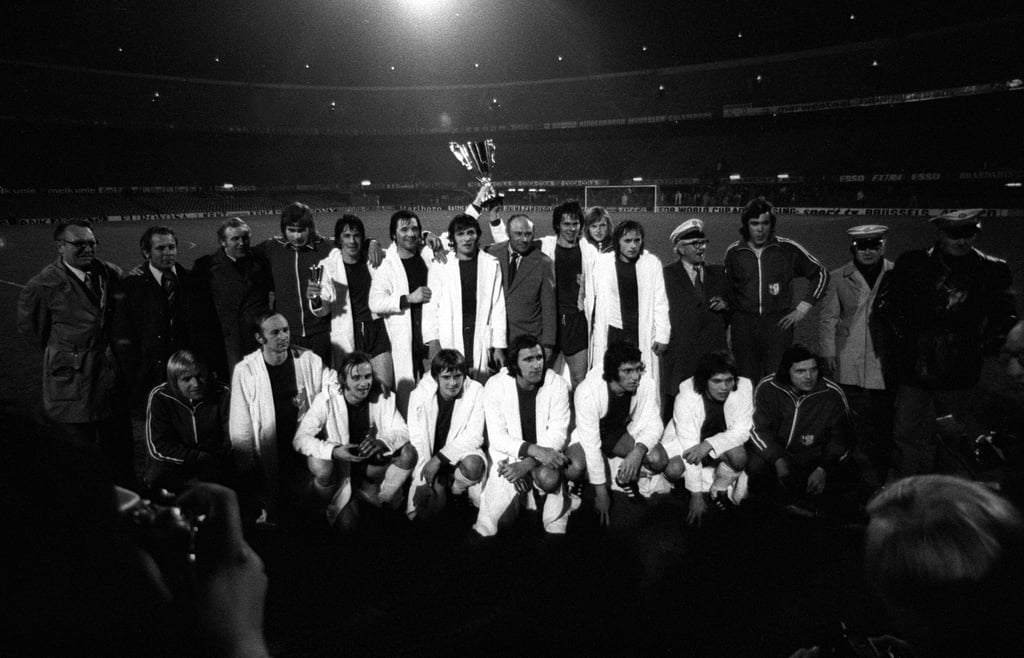 So sehen Sieger als: Der 1. FC Magdeburg posiert nach dem Finalsieg gegen den AC Mailand in weißen Bademänteln mit dem Europapokal der Pokalsieger.