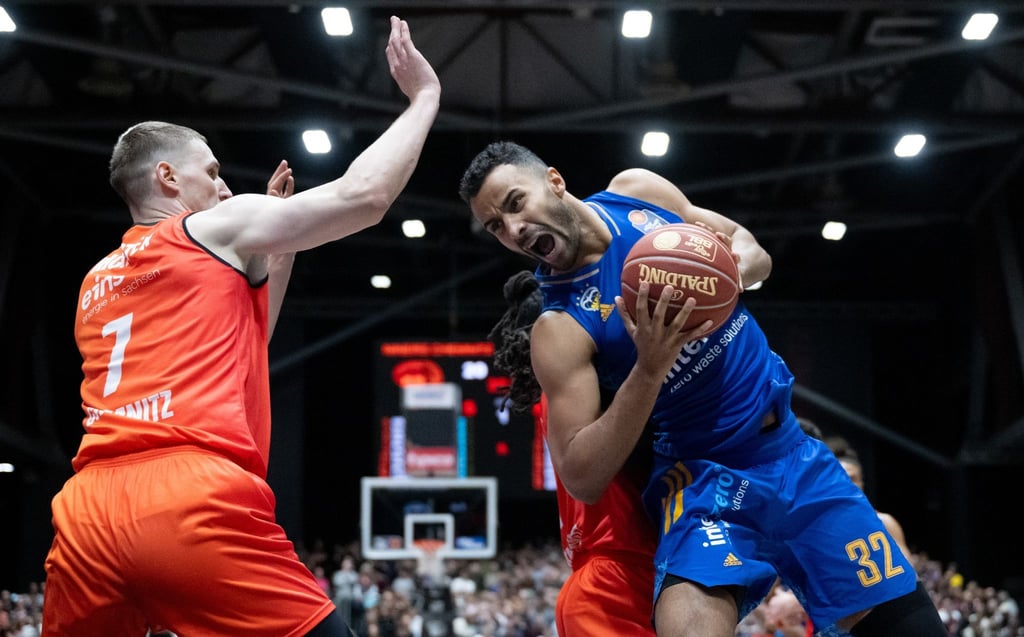 Der Chemnitzer Jonas Richter (l) und Berlins Johannes Thiemann kämpfen um den Ball.