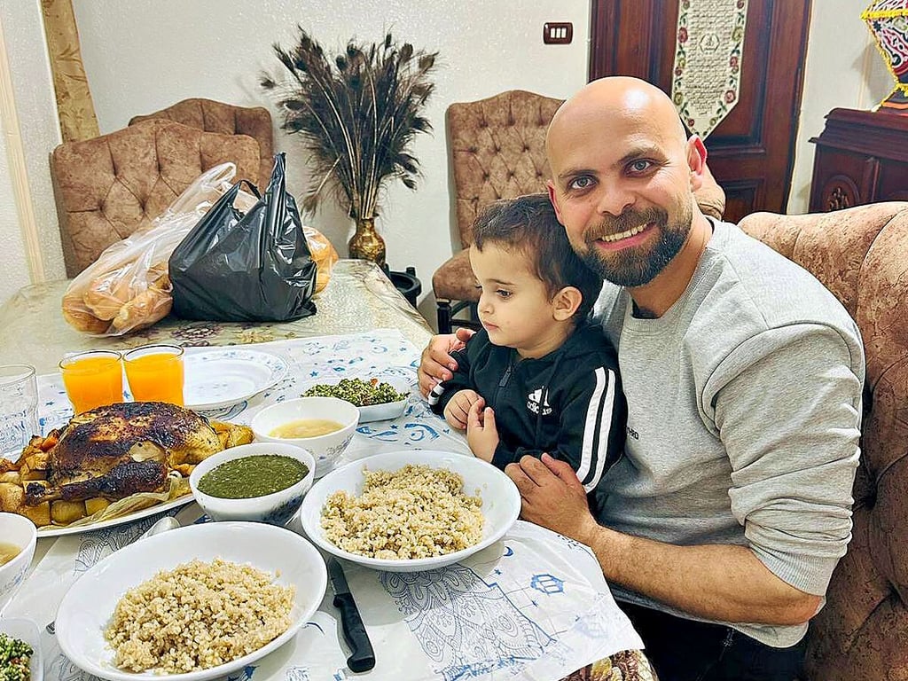 Glückliche Ankunft in Ägypten: Nach fast sechs Wochen kann Mahmoud seinen Sohn wieder in den Arm nehmen.