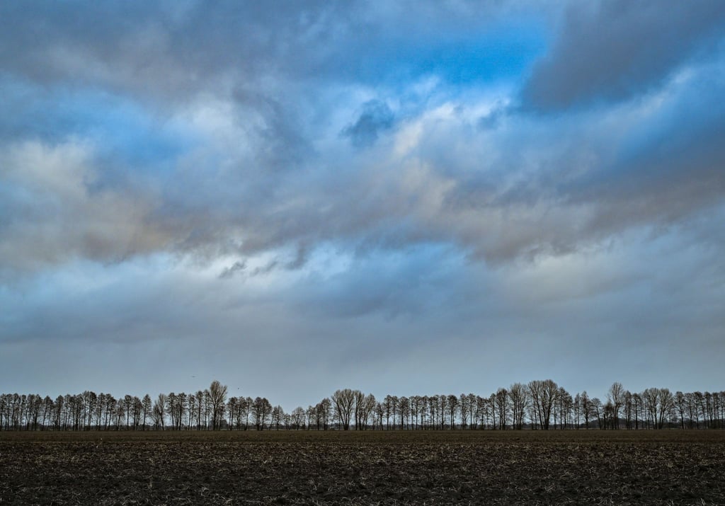 Wolken ziehen über die Landschaft.