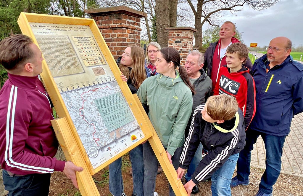 Schüler der Sekundarschule Röblingen bringen gemeinsam mit Einwohnern von Nelben eine Gedenktafel über den Todesmarsch am Friedhof an. 