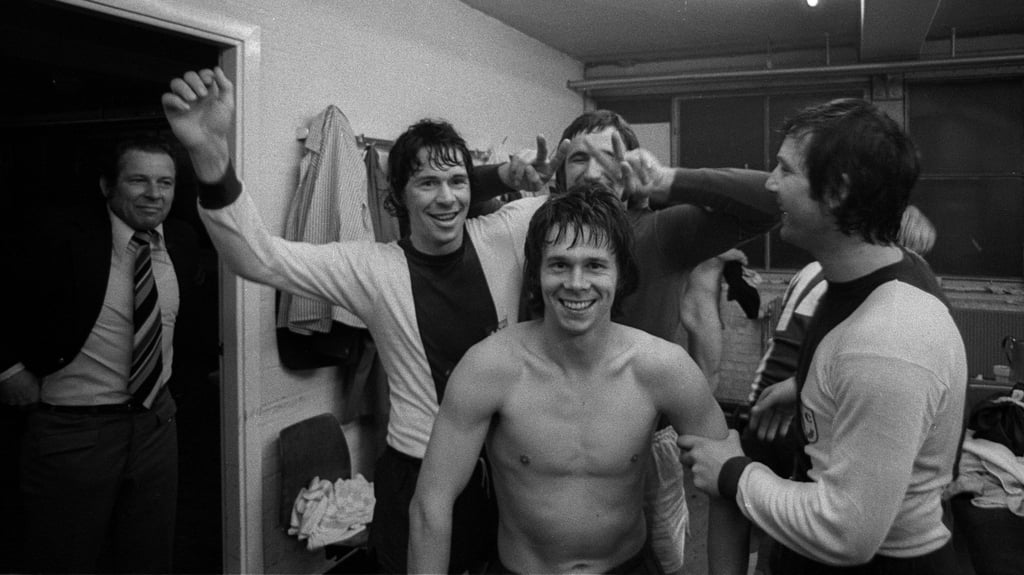 So feierte der 1. FC Madgdeburg den Europapokalsieg 1974 in der Kabine Rotterdam. Mittendrin Jürgen Sparwasser (vorn), Wolfgang Abraham (l.), Kapitän Manfred Zapf (r.) und Torwart Ulrich Schulze.