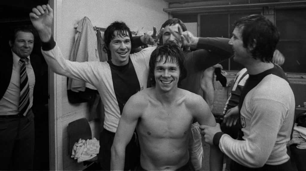 So feierte der 1. FC Madgdeburg den Europapokalsieg 1974 in der Kabine Rotterdam. Mittendrin Jürgen Sparwasser (vorn), Wolfgang Abraham (l.), Kapitän Manfred Zapf (r.) und Torwart Ulrich Schulze.
