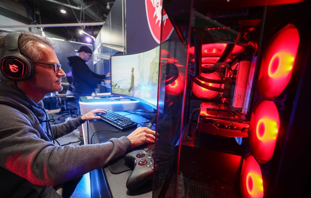 Ein Mann richtet am Stand von msi, einem Anbieter von Gaming-Computern, einen Gamer-PC für das Gaming Festival "Caggtus" ein. Vom 5. bis 7. April 2024 steigt hier die zweite Ausgabe des Gaming Festivals CAGGTUS.