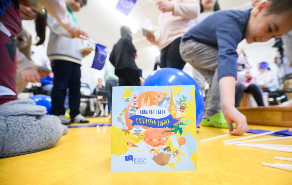 Das Kinderbuch „Anna und Fredi entdecken Europa“ steht in einer Kita.