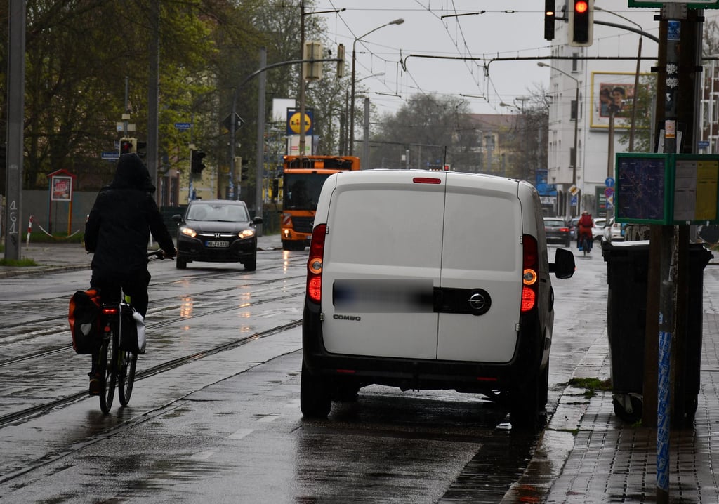 Wegen eines haltenden Lieferfahrzeugs muss eine Radfahrerin in Magdeburg ausweichen.