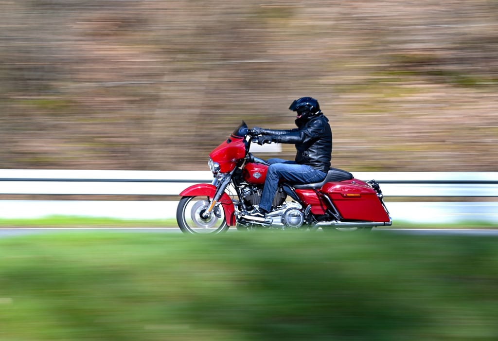 Ein Motorrad ist unterwegs.