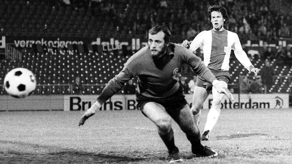 Jürgen Sparwasser und der 1. FC Magdeburg gewannen 1974 den Europapokal der Pokalsieger gegen den AC Mailand. Im Rottedamer Stadion gab es dafür nur wenige Zeitzeugen, die Ränge waren weitgehend leer.