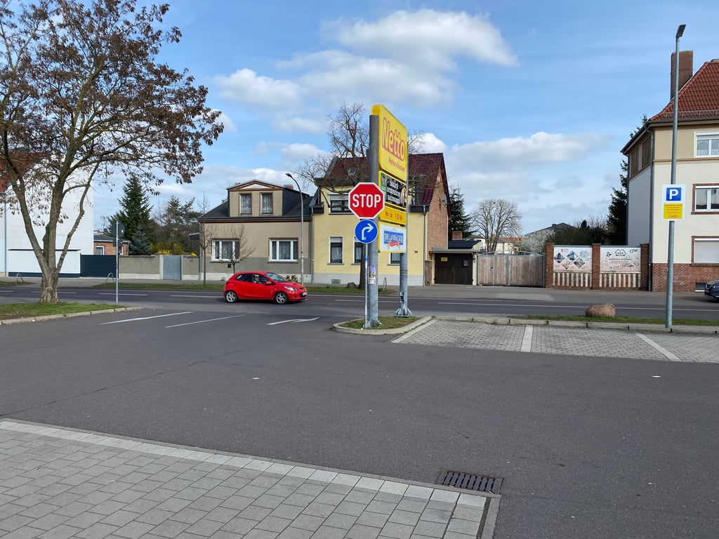 Auf dem Netto-Parkplatz darf derzeit nur in eine Richtung abgebogen werden.