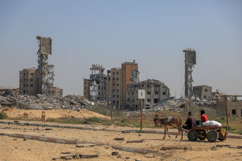Ruinen von Gebäuden, die bei israelischen Angriffen im zentralen Gazastreifen zerstört wurden.