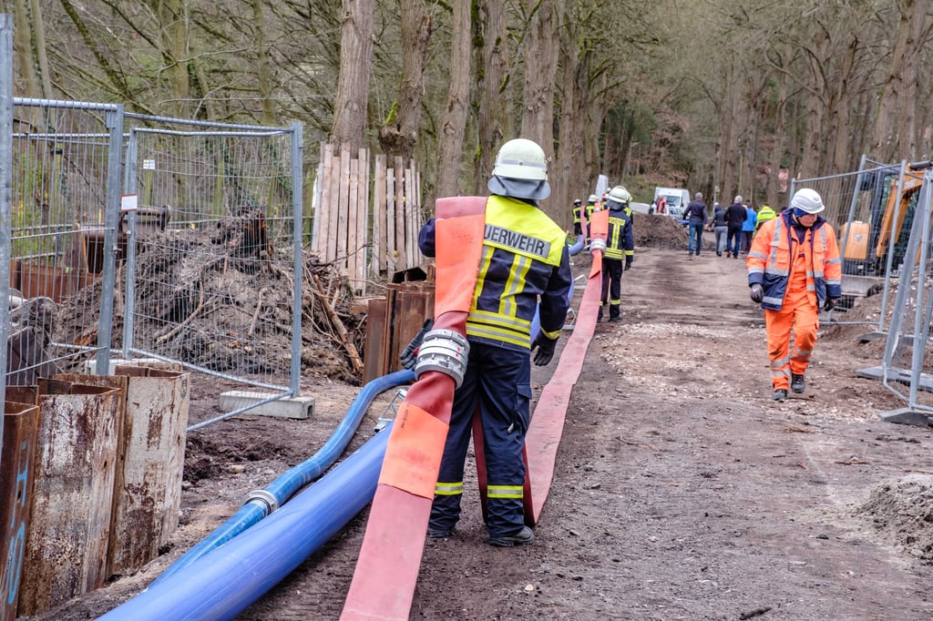 Wasserrohrhavarie in Möllensdorf.Feuerwehren zogen eine F-Leitung 150 mm. Eine Notwasserleitung wurde eingerichtet.