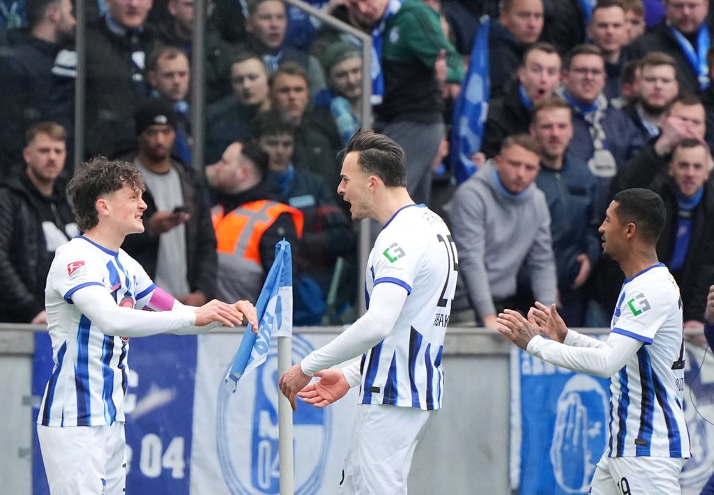 Herthas Fabian Reese (l) bejubelt mit Haris Tabakovic (M) einen Treffer.