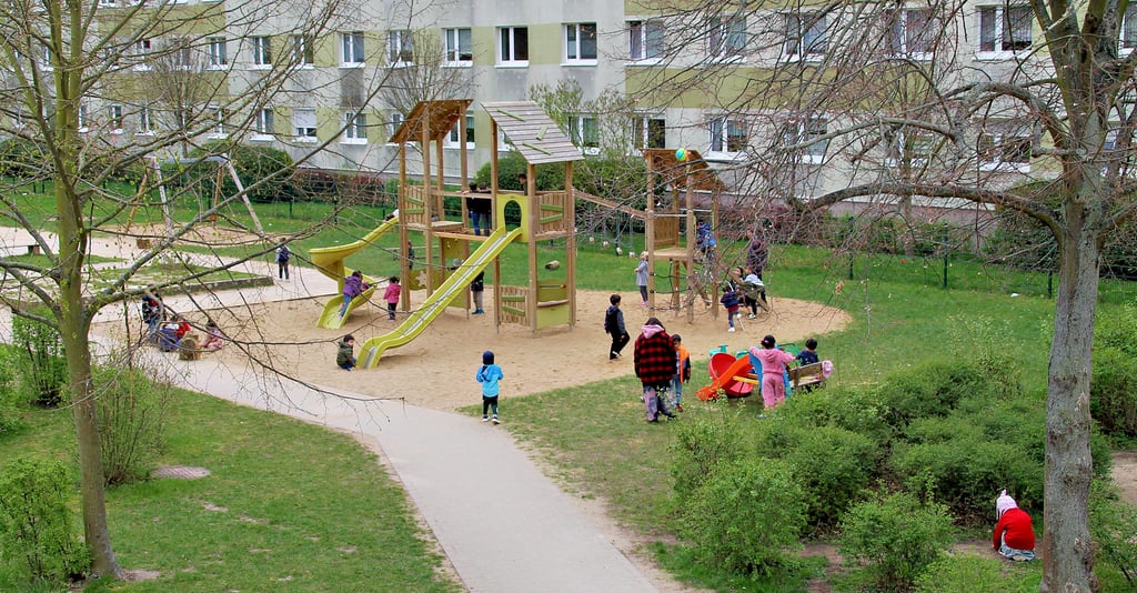 Die Kita „Fuchs und Elster“ ist kürzlich in ihr Ausweichquartier in den Myrtenweg umgezogen, mit maßgeblicher Hilfe einer Sozialarbeiterin.
