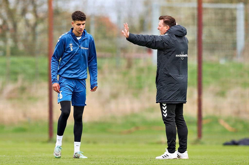 Christian Titz (hier mit Daniel Elfadli) erklärt in dieser Woche viel im Training.