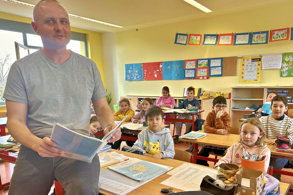 Tino Hofmann in seiner 2. Klasse in der „Albert Einstein"-Grundschule in Burg. Hier ist er seit sechs Jahren tätig.