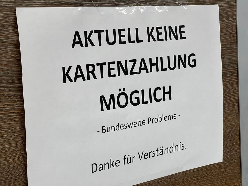 Die Zahlung per Giro- oder Kreditkarte in Deutschland war nach Angaben von Zahlungsdienstleistern bundesweit gestört (Symbolbild/Archivbild).