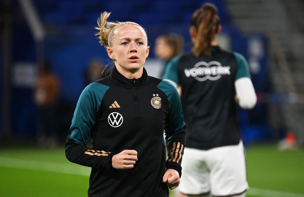 Fußball-Nationalspielerin Lea Schüller kann ihr Olympia-Erlebnis unmittelbar vor Ort mit ihrer Lebensgefährtin Lara Vadlau teilen.