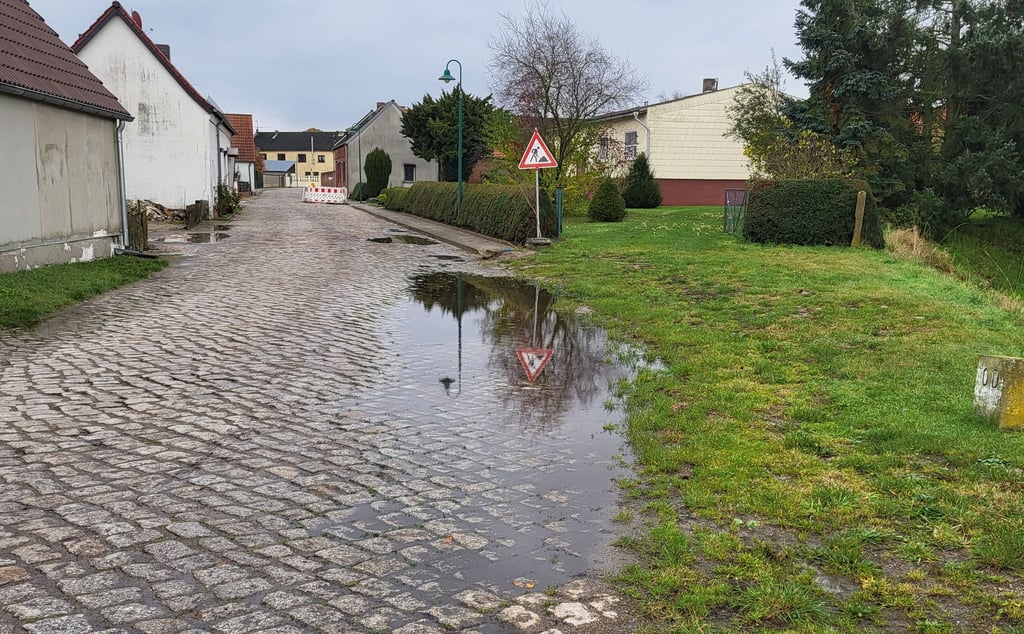 In Wollenhagen gibt es Ärger mit der Breitbanderschließung. Ärger gibt es auch mit der schlechten Ausführung von Pflasterarbeiten, denn zurückgeblieben sind tiefe Löcher.