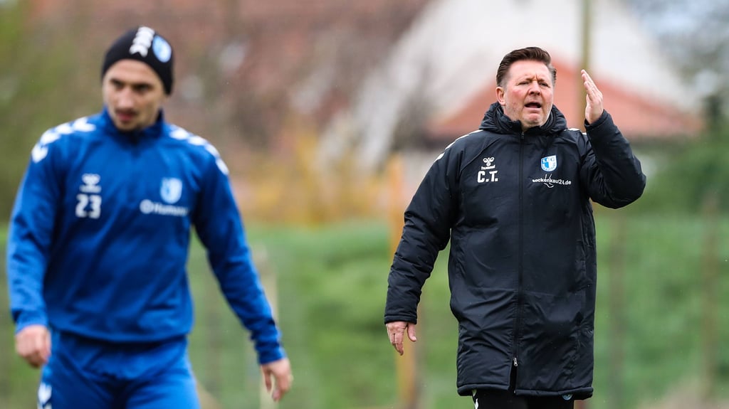 Christian Titz, hier beim Training des 1. FC Magdeburg, steht vor dem Auswärtsspiel bei SV Elversberg am Samstag unter Druck it seiner Mannschaft.