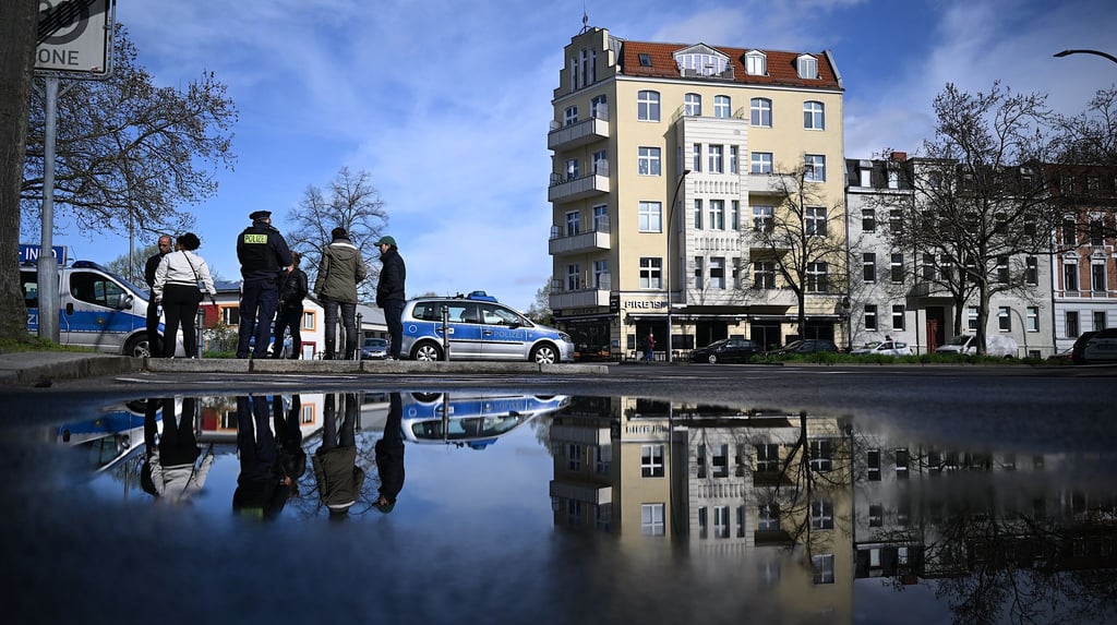 Polizisten sperren die Straßen und informieren Passanten bei der Entschärfung einer Weltkriegsbombe.