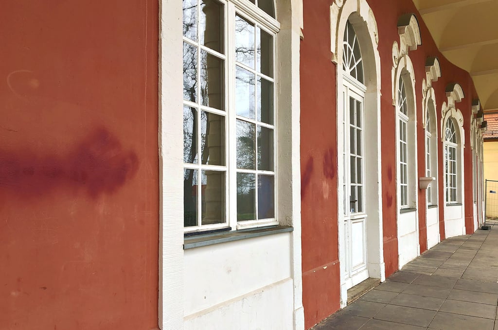 Unbekannte Täter hatten vor Ostern die Fassade des Schlossgartensalons in Merseburg beschmiert.