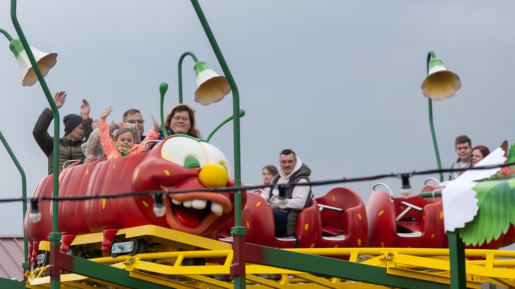 Die Erdbeer-Raupenbahn ist die einzige Achterbahn in Karls Erlebnis-Dorf in Döbeln.