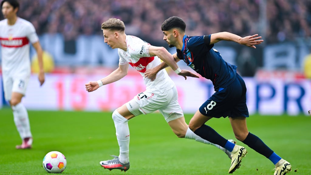Stuttgarts Chris Führich (l.) und Eren Dinkci im Laufduell.