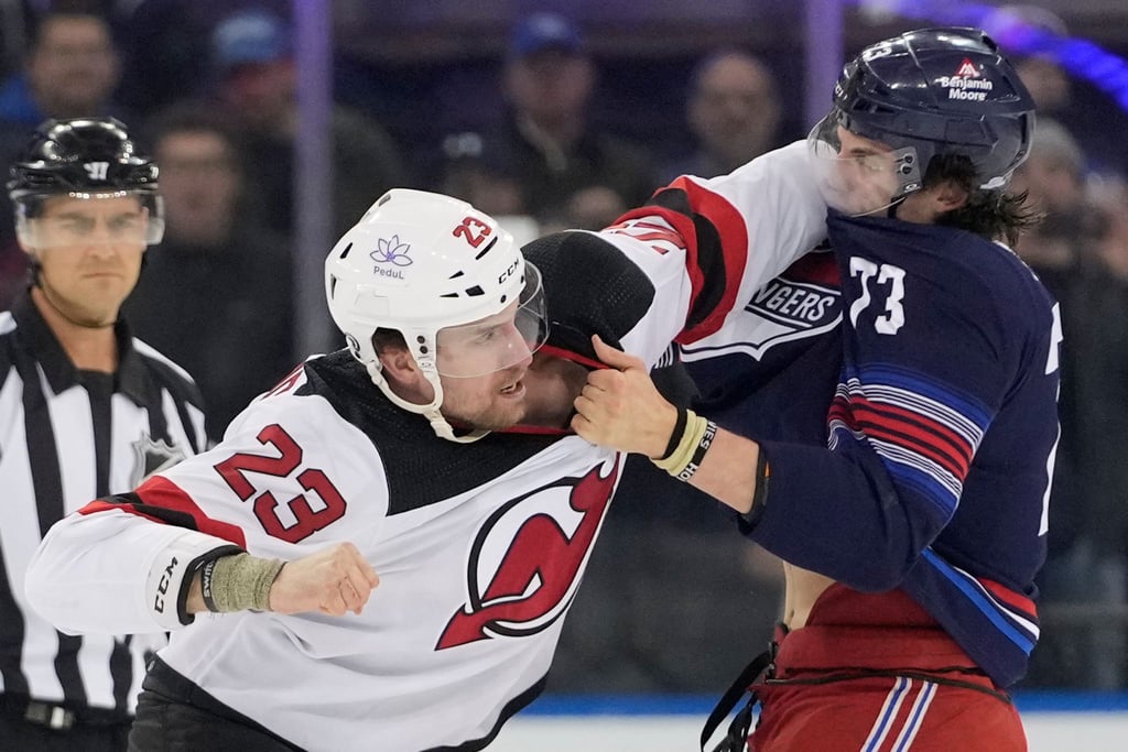 Kurtis MacDermid (l) von den New Jersey Devils prügelt sich mit Matt Rempe von den New York Rangers.