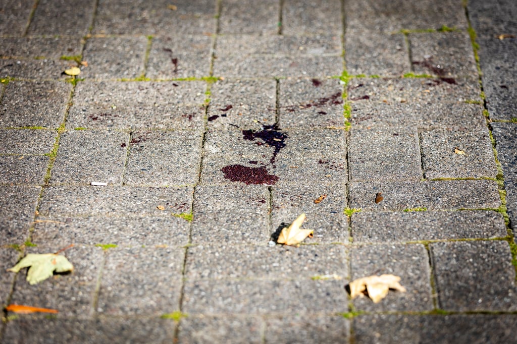 Ein Mann hat in Wangen im Allgäu eine Vierjährige in einem Supermarkt mit einem Messer attackiert.