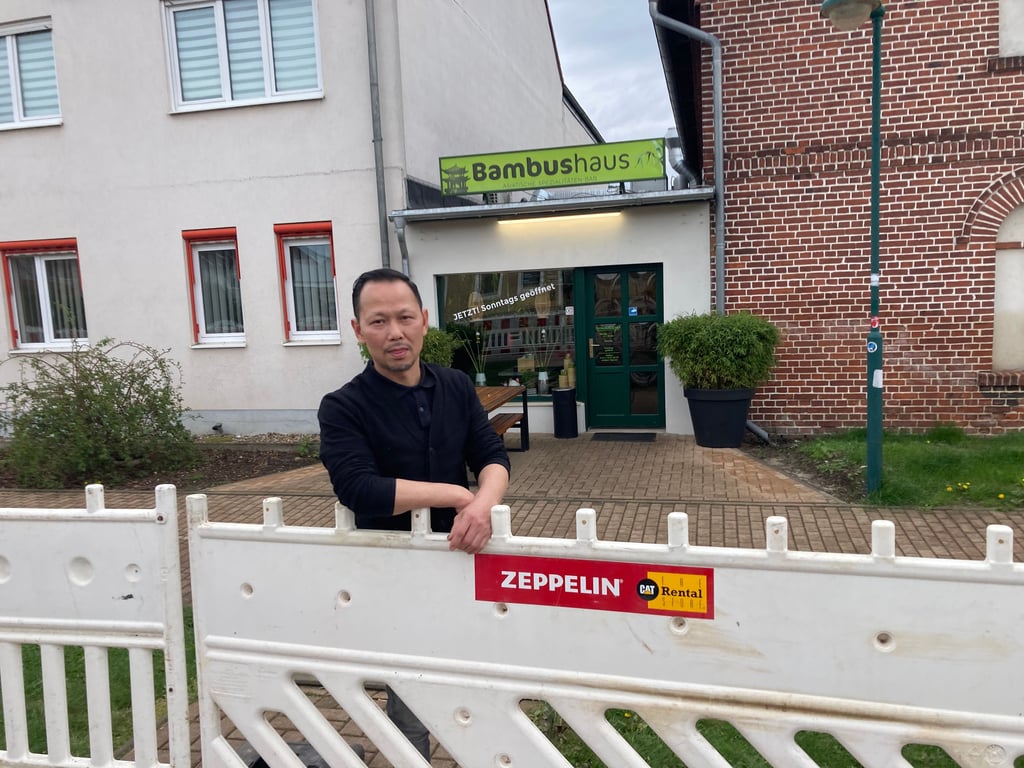 Nguyen Anh Tuan vom Bambushaus vor seinem Imbiss, der sich mitten im abgesperrten Bereich der B1 in Gerwisch befindet.