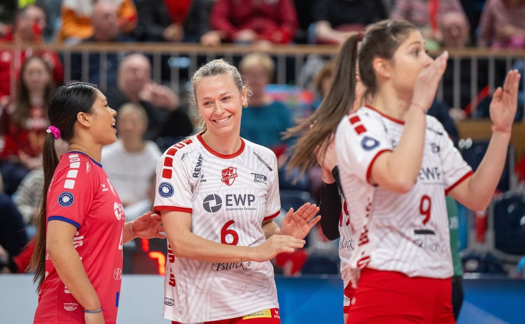 Potsdams Antonia Stautz (M) lächelt auf dem Spielfeld.
